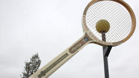Ob tenisov raketa na poest Evonne Goolagongov v australskm msteku Barellan