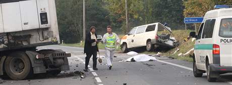 Tragick dopravn nehoda sanitky s nkladnm autem na Ostravsku. (8. jna 2009)