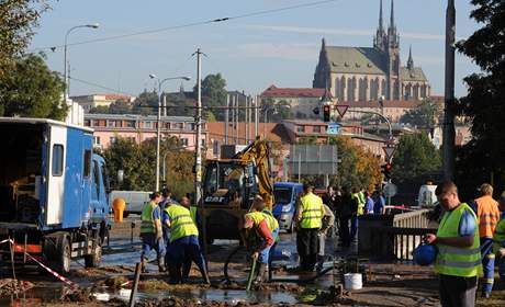 Okolí Renneské tídy v Brn se promnilo ve velké jezero vody. Ped 7:00 zde toti prasklo vodovodní potrubí.