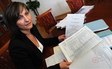 Primátorka Ivana ápková ukázala novinám dokumentaci o svém studiu na právech Západoeské univerzity (7. íjna 2009)