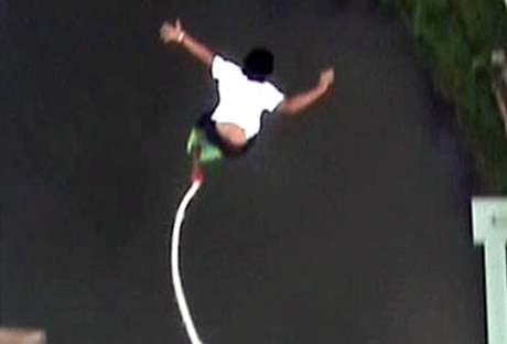 Rishi Baveja se vysmekl pi bungee jumpingu z lana