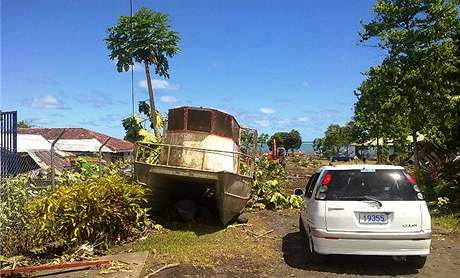 Mohutn vlna tsunami zpustoila pobe souostrov Samoa, zchrani stle ptraj po obtech (1. jna 2009)