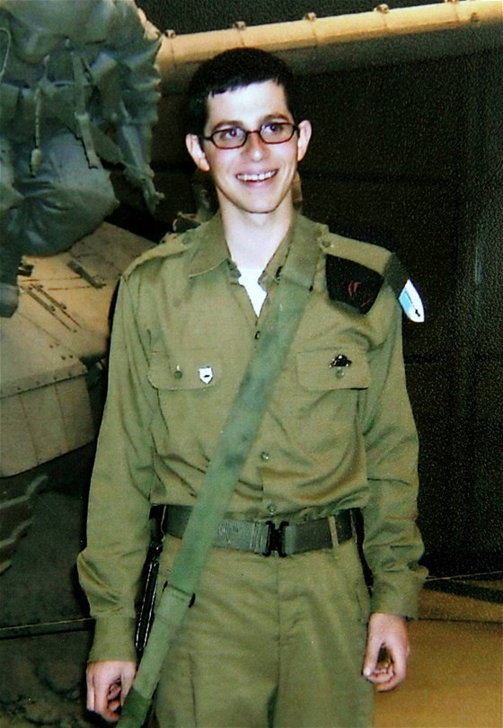 Starý snímek izraelského vojáka Gilada alita