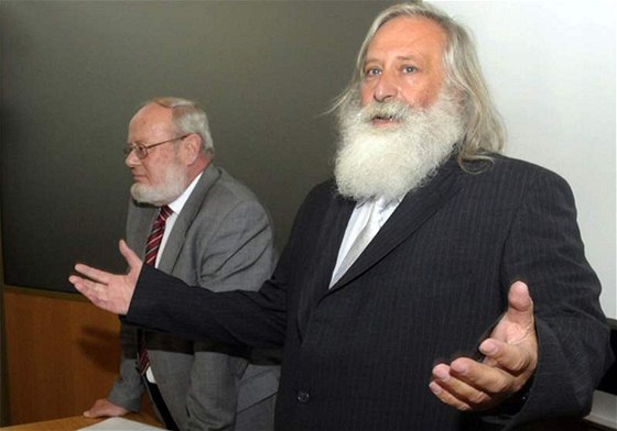 Prodkani Fakulty právnické ZU v Plzni Ivan Tomai (vlevo) a Milan Kindl (vpravo) spojení s plagiátorskou kauzou odstoupili na mimoádném zasedání akademického senátu ze svých funkcí. (29. 9. 2009)
