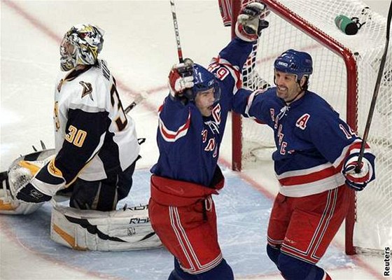 Brendan Shanahan (vpravo) se raduje z gólu v dresu Rangers spolu s Jaromírem Jágrem.