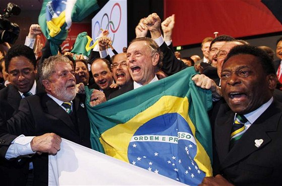 Pelé (vpravo), brazilský prezident Luiz Inacio Lula da Silva (vlevo) a šéf kandidatury Carlos Arthur Nuzman slaví přidělení OH 2016 Riu