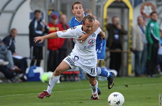 NEPUSTÍM.  Ostravský Petr Tomaák zastavuje Filipa Racka ze Slovácka. Moná i díky tomu Baník Ostrava v Uherském Hraditi vyhrál 2:0.