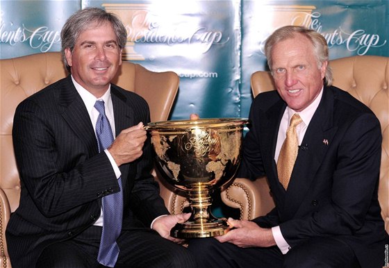 Amerian Fred Couples (vlevo) a Australan Greg Norman (vpravo) budou kapitány pro Presidents Cup i pítí rok v Austrálii.