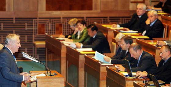 MInistr Eduard Janota v Senátu. Ilustrační foto
