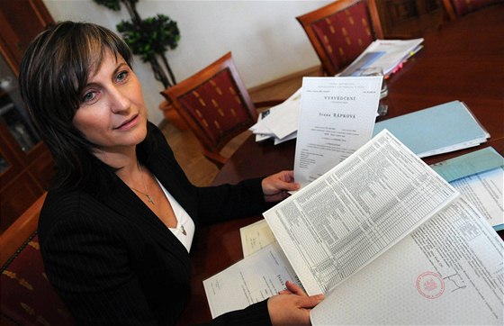 Primátorka Ivana ápková ukázala novinám dokumentaci o svém studiu na právech Západoeské univerzity (7. íjna 2009)