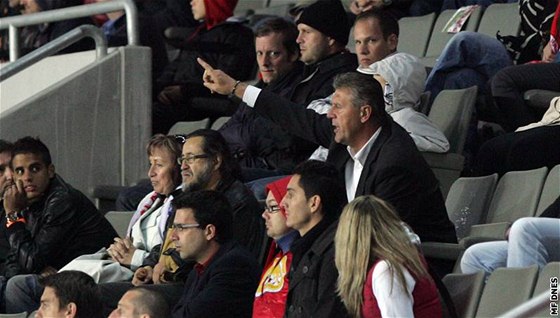 KOUUJE I Z TRIBUNY. Sparaský trenér Jozef Chovanec strávil poslední minuty derby na tribun mezi diváky.