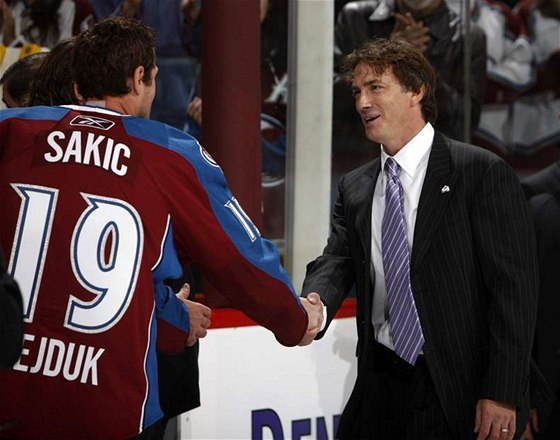 Kanadská hokejová hvzda Joe Sakic (vpravo) se pi svém louení s hokejem pozdravila i s Milanem Hejdukem.