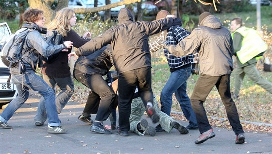 Napadení Ondeje Cakla bhem neonacistického pochodu v Litvínov 17. 11. 2008.