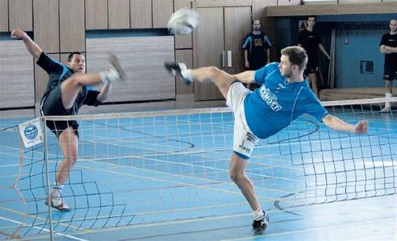 Nohejbal je sport, který vymysleli trampové v osadách. Dnes se vak hraje i na profesionální úrovni, tradin v nm vynikají ei a Slováci.