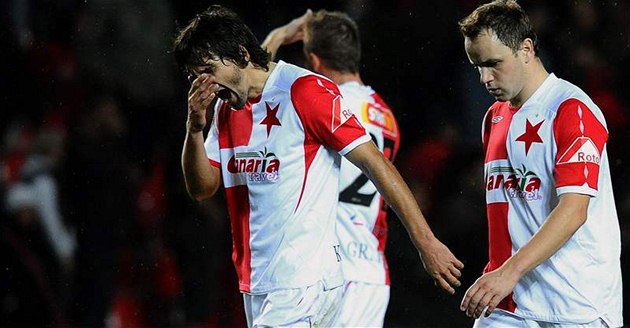 SLÁVISTICKÝ SMUTEK. Slavia v pond�lí padla na Slovácku. O víkendu prohrály i Teplice a Ostrava. Kdyby dal n�kdo na tiket v�echny t�i zápasy, mohl vyhrát slu�né peníze.