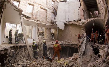 Hasii zasahuj v dom v Soukenick ulici, kde se propadly stropy. (3. jna 2009)