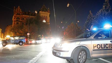 V prask Kiovnick ulici unikal plyn z potrub, hasii z okolnch dom evakuovali asi 100 lid a policist uzaveli Karlv most. (9. 10. 2009) 