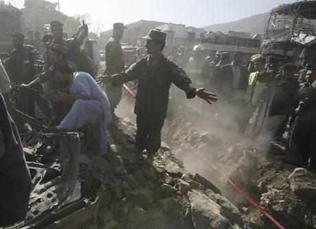 Nsledky vbuchu nedaleko indick ambasdy v Kbulu (8. 10. 2009)