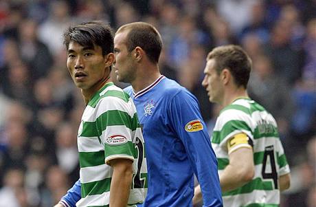 Celtic Glasgow - Glasgow Rangers: Zheng Zhi (vlevo)