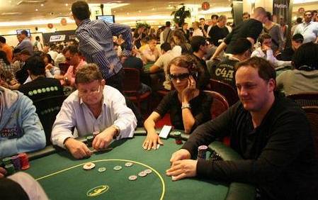 Živý poker je jiný než při hře on-line