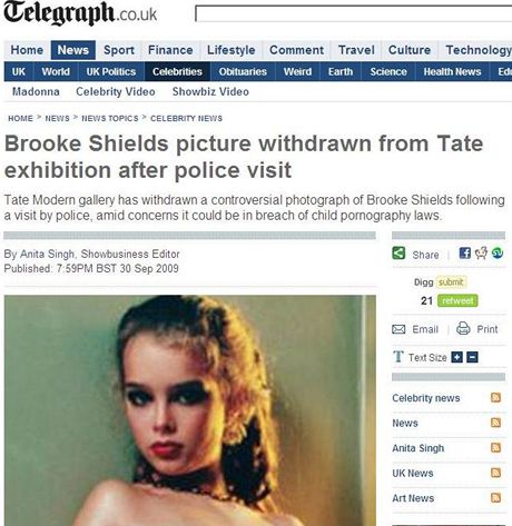 Detail z fotografie desetileté Brooke Shieldsové, která pózuje nahá ve van�