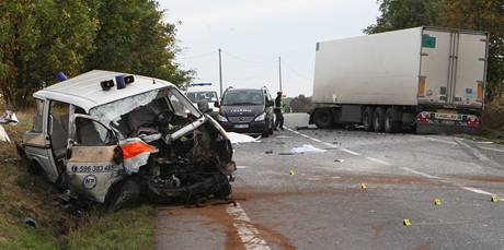 Tragick dopravn nehoda sanitky s nkladnm autem na Ostravsku. (8. jna 2009)