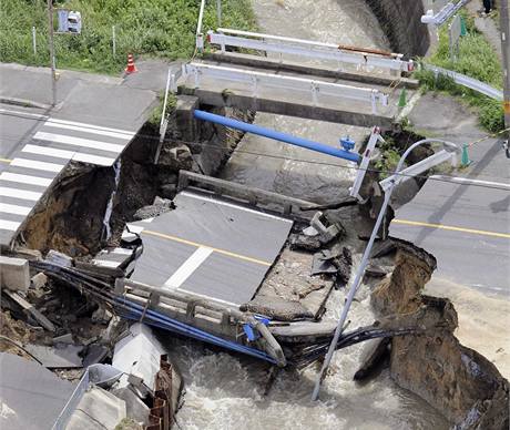 Nsledky tajfunu Melor, kter se pehnal pes jin Japonsko. (8. jna 2009)