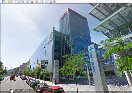 Google Mapy nabízejí pomocí Street View velmi reálný pohled na město. Podle některých ochránců soukromí až příliš reálný