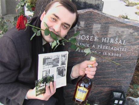 Organizátor poeovských oslav Ladislav Čumba u hrobu jednoho z překladatelů Poeova díla Josefa Hiršala