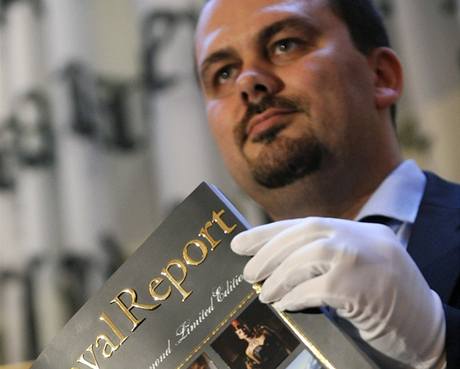 Zakladatel asopisu Royal Report Robert Oplt ukazuje jeho zvltn vydan v hodnot tyi miliony korun.