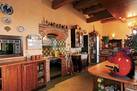 V kuchyni modern spotebie doplnily keramick obklady a stylov doplky 