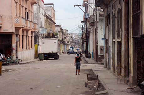 Kuba na kole. Systm pravohlch silnic. Modr ipka na rohu domu zna smr, kterm se v ulici jezd