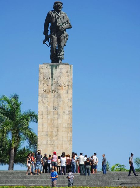 Kuba na kole. Che Guevarv monument