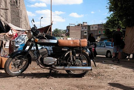 Trabantem Afrikou. Khira. Chlouba eskho prmyslu se zeslenm zadnm tlumiem pro naloen cel rodiny