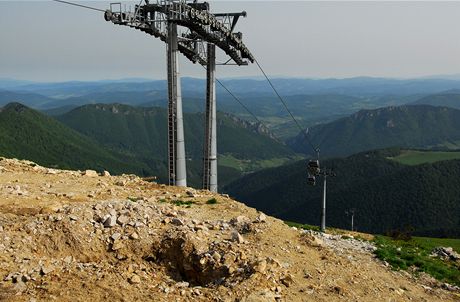 Slovensko. Story kabinkov lanovky, vzadu Vrtn dolina, zcela vpravo Boboty