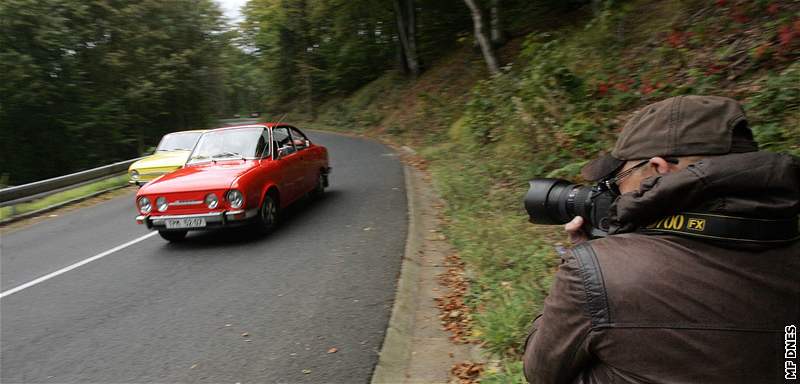 V Kruných horách se fotil kalendá s motivy kody 110R Coupé. Serpentiny nad Mikulovem jsou podle jeho autor (napíklad na snímku leícího fotografa Petra Berounského) ideálním prostedím pro focení aut pi jízd.