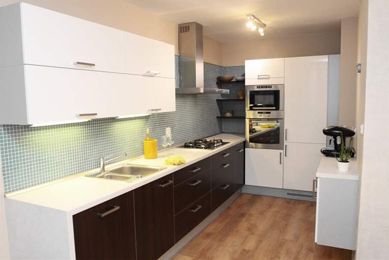 Nová kuchyn nabízí dostatek pracovní plochy i odkladního prostoru