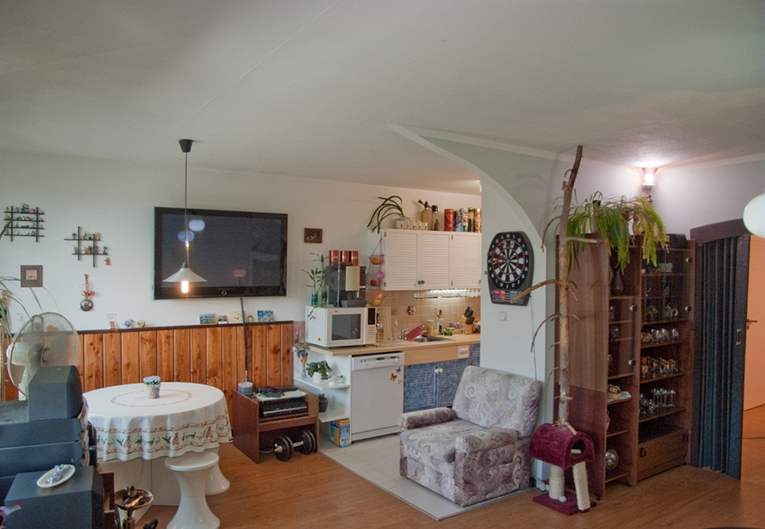 Propojený obývací pokoj s jídelnou a kuchyní ped promnou