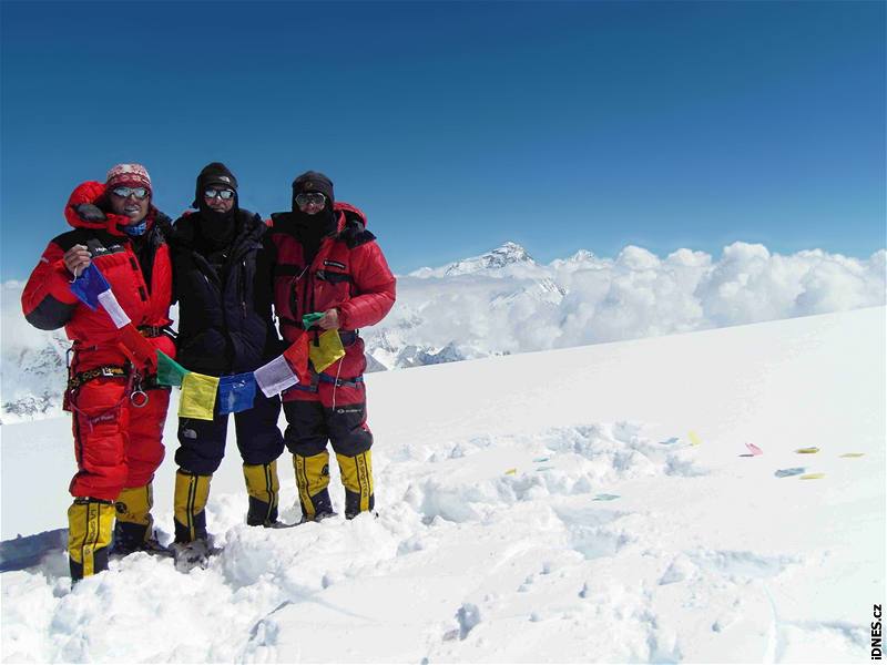 Vrchol Cho Oyu - vzadu Everest a Lhotse. Zleva Kamil Bortel, Leopold Sulovský, Radovan Galo