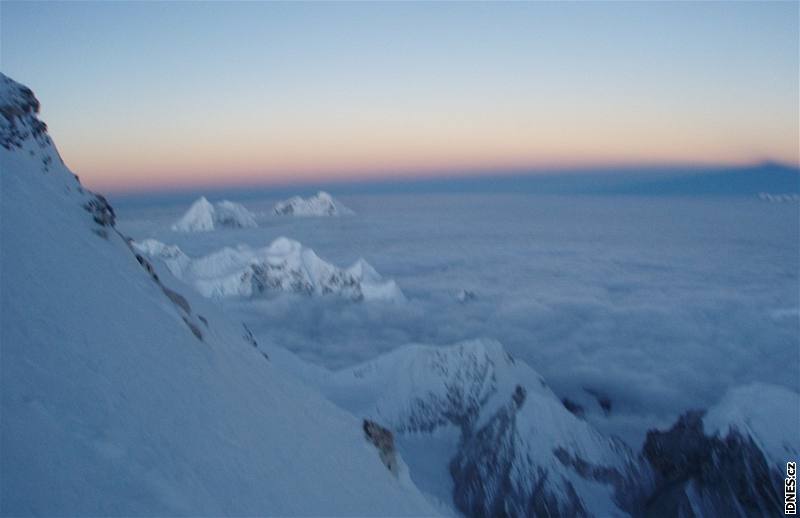 Výstup na Cho Oyu. Rozbesk 7800 m, minus 35, stín Everestu