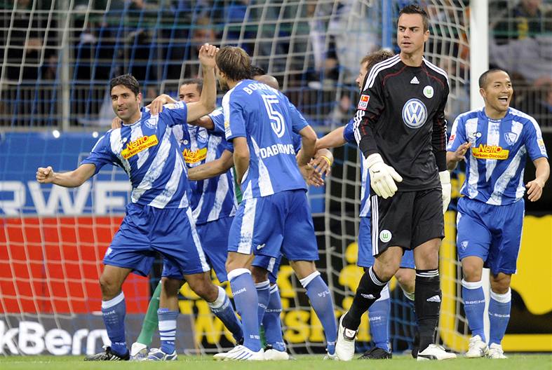 Bochum - Wolfsburg: Vahid Hashemian (zcela vlevo) a Diego Benaglio ( v erném)