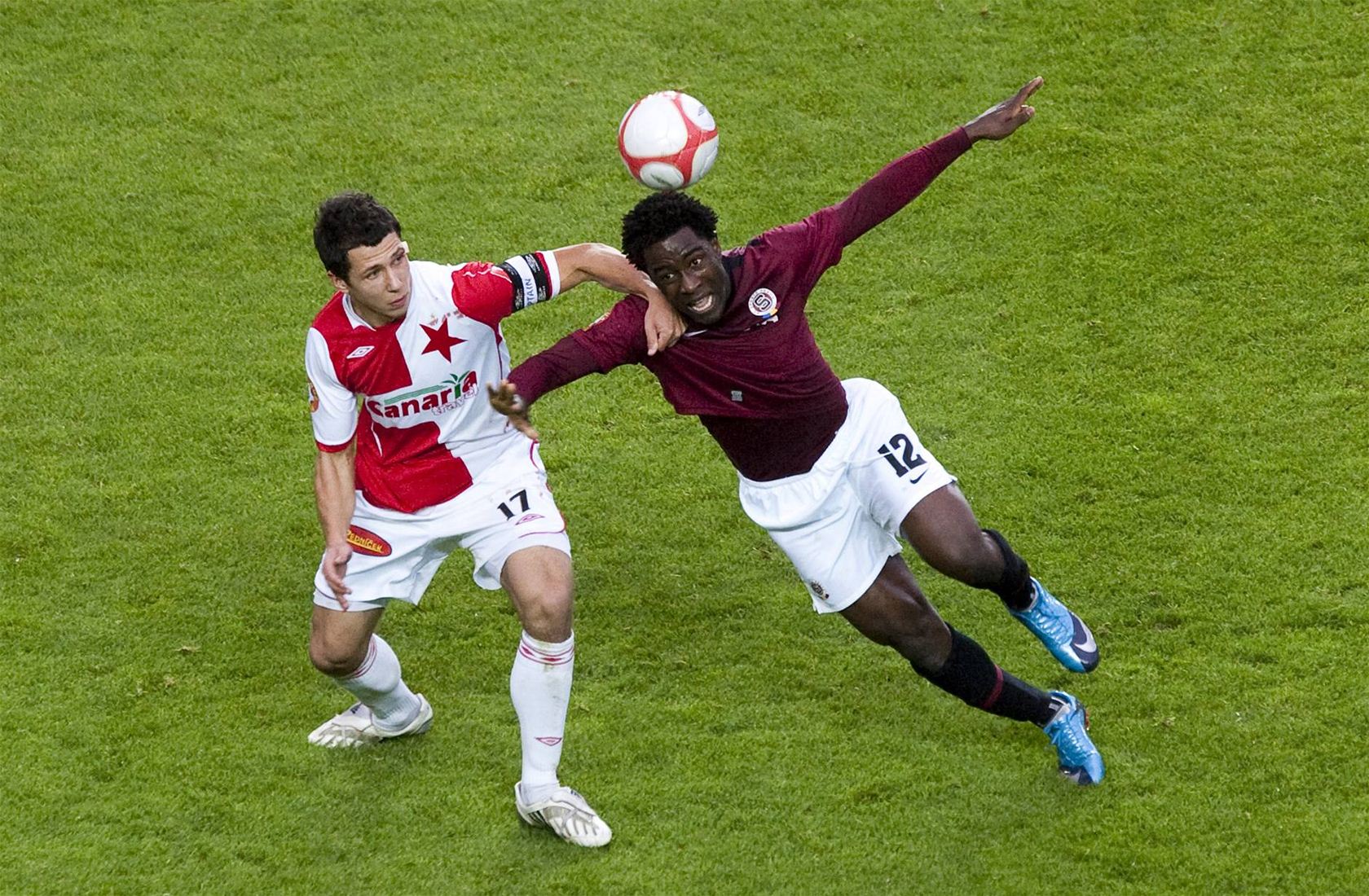 Úto�ník Bony Wilfried je známou hrozbou Sparty. P�esto ho slávisté nakonec neuhlídali.