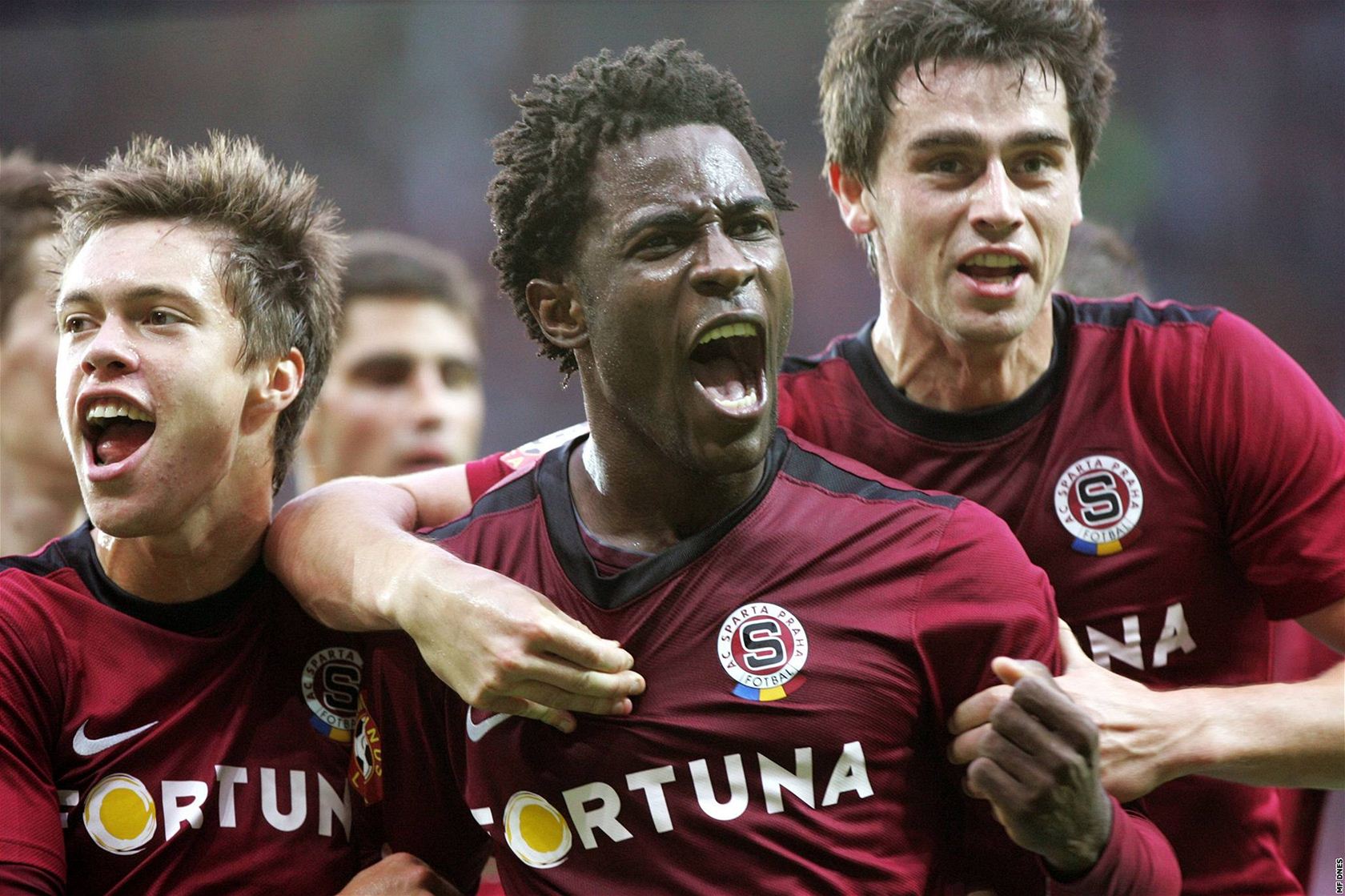 BUDOU SE RADOVAT? Sparta má k titulu nejblí�. Budou se v sobotu na Letné radovat?