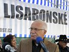 Václav Klaus pijal na Praském hrad petici proti Lisabonské smlouv. (3. íjna 2009)
