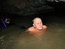 V Punkevních jeskyních v Moravském krasu zahájili 4. íjna otuilci sezonu zimního plavání. Do vody s teplotou devt stup Celsia se ponoil i estadevadesátiletý nestor eských otuilc Ladislav Nicek.