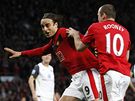 Manchester - Sunderland: DImitar Berbatov (vlevo) a Wayne Rooney