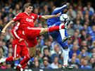 Chelsea  - Liverpool: Steven Gerrard (vlevo) a Mikael Essien