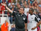 West Ham - Fulham: rozhodí Phil Dowd (vlevo) a Kagisho Dikacoi