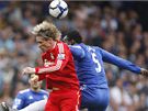 Chelsea - Liverpool: Fernando Torres(vlevo) a Mikael Essien