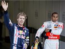 Vítz kvalifikace Vettel (vlevo), tetí Lewis Hamilton